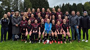 Beginn einer neuen Ära: die Mädchenfußballmannschaft der JFG Lamer Winkel mit Trainern, Betreuern, Bürgermeistern und JFG-Vorsitzender Angelika Thomas