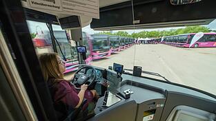 Die Bahn betreibt auch viele Busse - nicht nur für Ersatzverkehr. Die Bahn betreibt auch viele Busse - nicht nur für Ersatzverkehr.