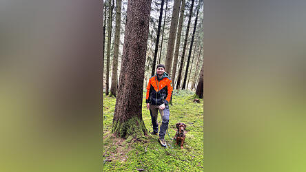 F&ouml;rster Johannes Gattermann mit Anka, seiner Alpenl&auml;ndischen Dachsbracken H&uuml;ndin.