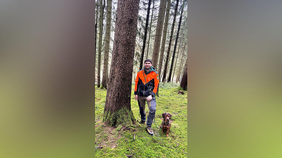 Förster Johannes Gattermann mit Anka, seiner Alpenländischen Dachsbracken Hündin. Förster Johannes Gattermann mit Anka, seiner Alpenländischen Dachsbracken Hündin.