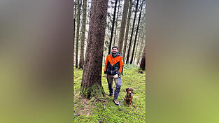 F&ouml;rster Johannes Gattermann mit Anka, seiner Alpenl&auml;ndischen Dachsbracken H&uuml;ndin.