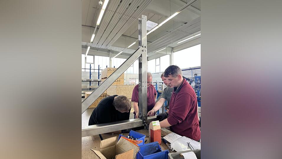 Blick in die Werkstatt: Ein Team leistet Pr&auml;zisionsarbeit.