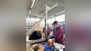 Blick in die Werkstatt: Ein Team leistet Pr&auml;zisionsarbeit.