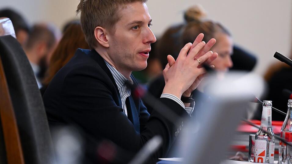 Dominik Krause, designierter M&uuml;nchner Oberb&uuml;rgermeister, sondiert derzeit m&ouml;gliche B&uuml;ndnisse im Rathaus. (Archivbild)