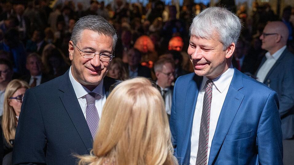 EU-Kommissar Tzitzikostas und Bundesverkehrsminister Bilger besuchen die Innotrans in Berlin. EU-Kommissar Tzitzikostas und Bundesverkehrsminister Bilger besuchen die Innotrans in Berlin.
