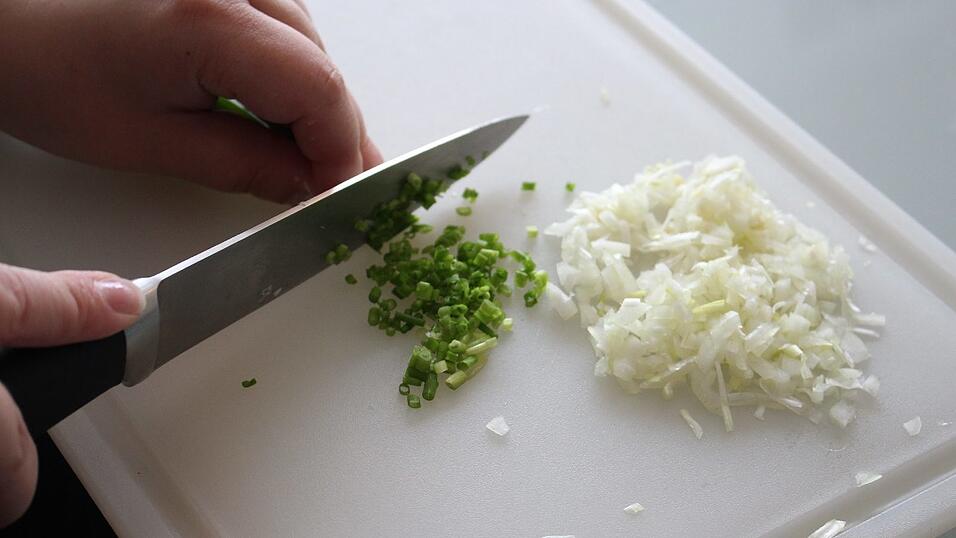 Warum muss man eigentlich weinen, wenn man eine Zwiebel schneidet? Warum muss man eigentlich weinen, wenn man eine Zwiebel schneidet?