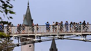 Touristen stehen auf der Marienbrücke vor dem Schloss Neuschwanstein.