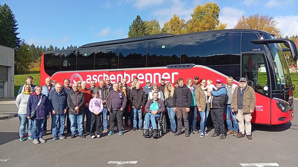 Eine Gruppe der „Oldtimerfreunde Rubendorf“ hatte sich auf den Weg nach Fichtelberg ins Deutsche Fahrzeugmuseum gemacht. Eine Gruppe der „Oldtimerfreunde Rubendorf“ hatte sich auf den Weg nach Fichtelberg ins Deutsche Fahrzeugmuseum gemacht.