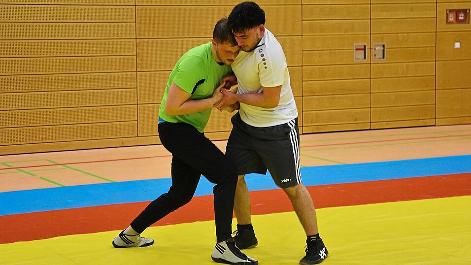 Maximilian Widmann (links) und Timur Yilmaz treten in einem &Uuml;bungskampf gegeneinander an. Handgemenge sind typisch f&uuml;r das griechisch-r&ouml;mische Ringen, bei dem nur oberhalb der G&uuml;rtellinie gegriffen werden darf.