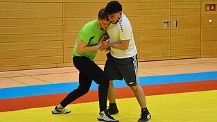 Maximilian Widmann (links) und Timur Yilmaz treten in einem &Uuml;bungskampf gegeneinander an. Handgemenge sind typisch f&uuml;r das griechisch-r&ouml;mische Ringen, bei dem nur oberhalb der G&uuml;rtellinie gegriffen werden darf.