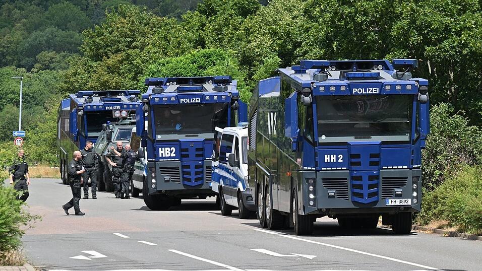 Wasserwerfer der Polizei stehen bereit, für den Fall, dass es zu Gewalt kommt. Wasserwerfer der Polizei stehen bereit, für den Fall, dass es zu Gewalt kommt.