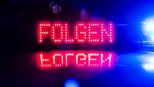Mit einer gef&auml;lschten LED-Anzeige sollen sich Unbekannte als Polizisten ausgegeben und einen 22-J&auml;hrigen zum Folgen aufgefordert haben. (Symbolbild)
