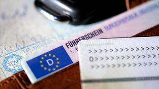 Bund und L&auml;nder sind sich einig, dass der F&uuml;hrerschein g&uuml;nstiger werden soll - wann, ist aber noch offen.