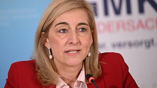 Ministerin Warken hebt das Sparziel für stabile Kassenbeiträge an. Ministerin Warken hebt das Sparziel für stabile Kassenbeiträge an.