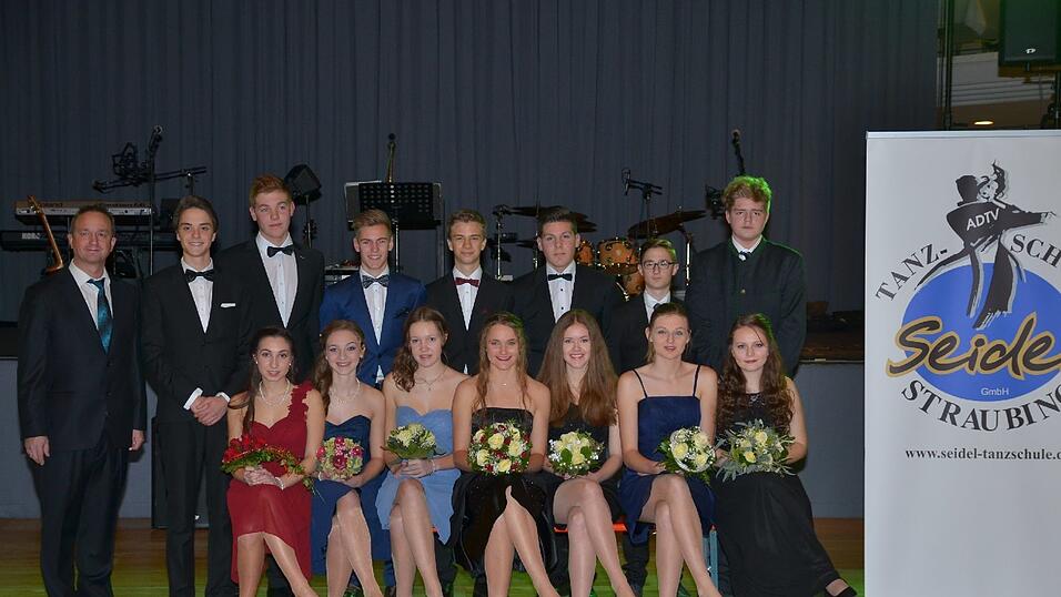 Die Bilder vom Abschlussball der Tanzschule Seidel in der Fraunhofer-Halle am 28. November. Die Bilder vom Abschlussball der Tanzschule Seidel in der Fraunhofer-Halle am 28. November.