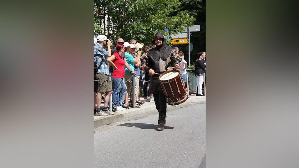 Die schönsten Augenblicke des historischen Drachenstich-Festzuges 2016. Die schönsten Augenblicke des historischen Drachenstich-Festzuges 2016.