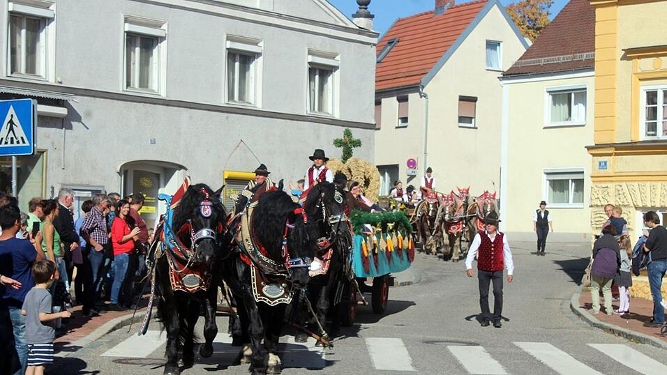Viele Besucher verfolgten am Sonntag den Umzug auf dem Vilsbiburger Stadtplatz. Viele Besucher verfolgten am Sonntag den Umzug auf dem Vilsbiburger Stadtplatz.