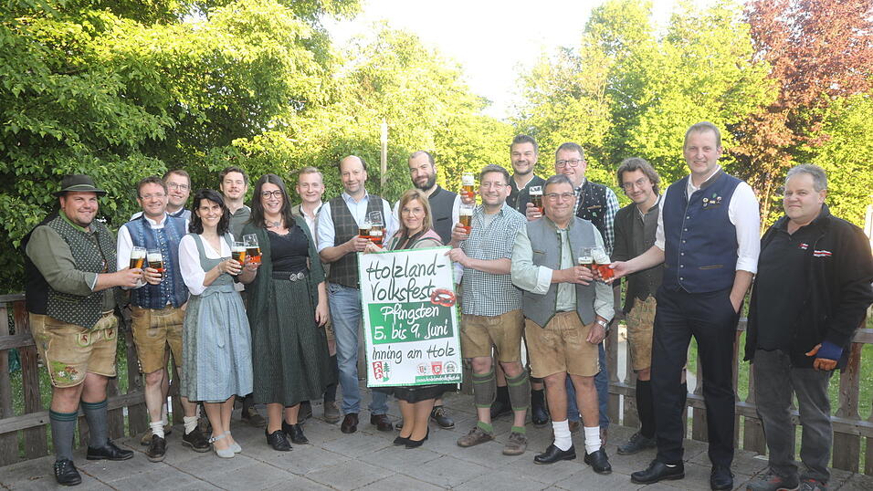 Die Festverantwortlichen des 46. Inninger Holzlandvolksfestes zusammen mit den Brauereivertretern mit der Schirmherrin und B&uuml;rgermeisterin Michaela M&uuml;hlen bei der offiziellen Bierprobe auf der &bdquo;Inninger Alm&ldquo;.