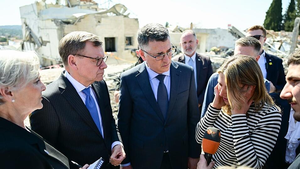 Eine Frau berichtet von den Angriffen.