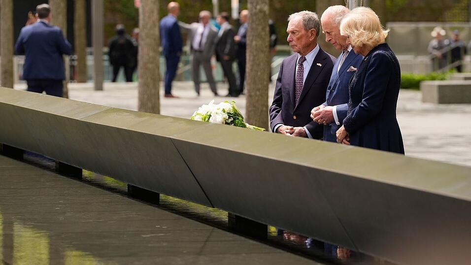 K&ouml;nig Charles III. (M) und K&ouml;nigin Camilla gedenken der Opfer von 9/11.
