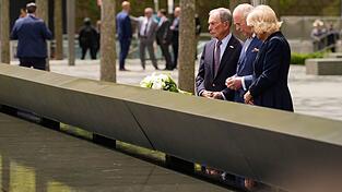 K&ouml;nig Charles III. (M) und K&ouml;nigin Camilla gedenken der Opfer von 9/11.