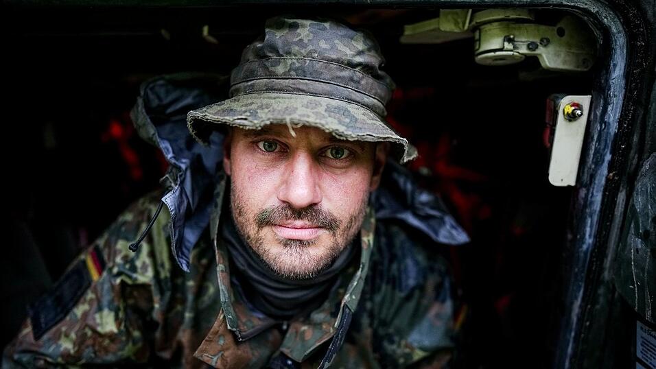 Zugführer Philip im Schützenpanzer Puma. Zugführer Philip im Schützenpanzer Puma.