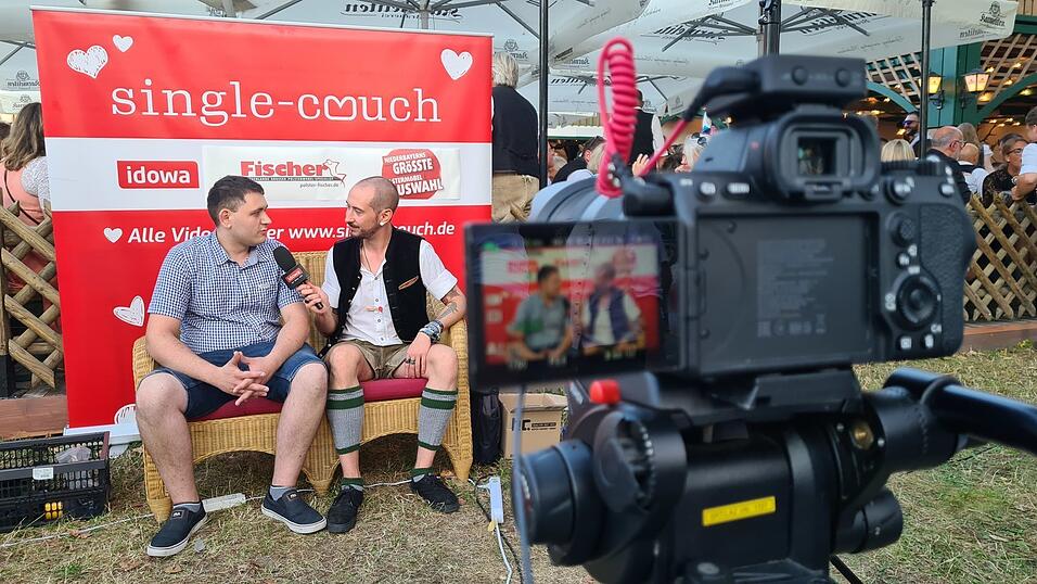 Langweilig wird es bei uns auf der Couch nie – dafür sorgen die sympathischen Gäste und die Moderatoren, die natürlich auch ihren Spaß haben.
