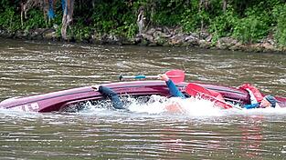 Wie dieses Kanu auf der Werra ist am Montagnachmittag ein Ruderboot mit drei Personen auf der Donau bei Metten gekentert. Ursache war wohl der starke Sog und Wellenschlag eines Güterschiffes.