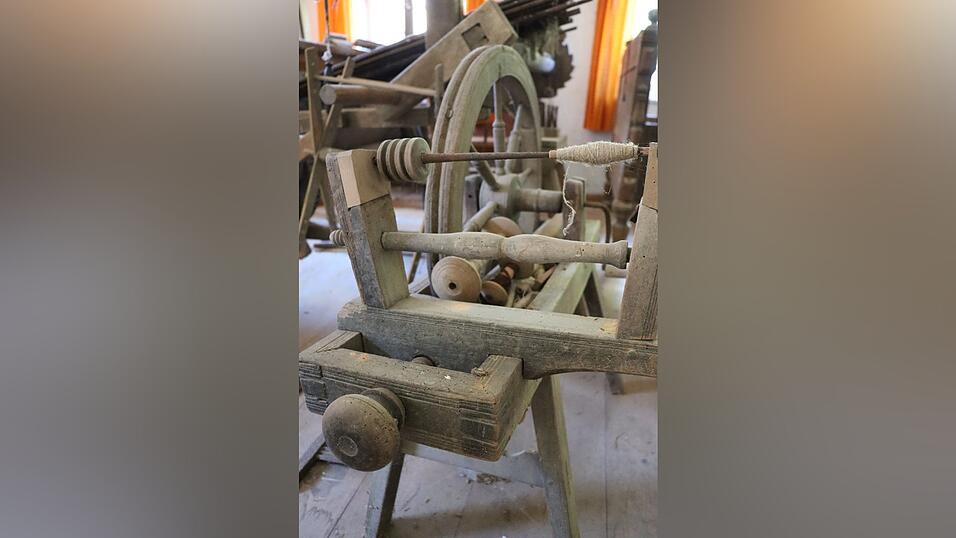 Ein Spinnrad beherbergte fr&uuml;her jede Wohnstube. Textilien wurden meist selbst fabriziert.
