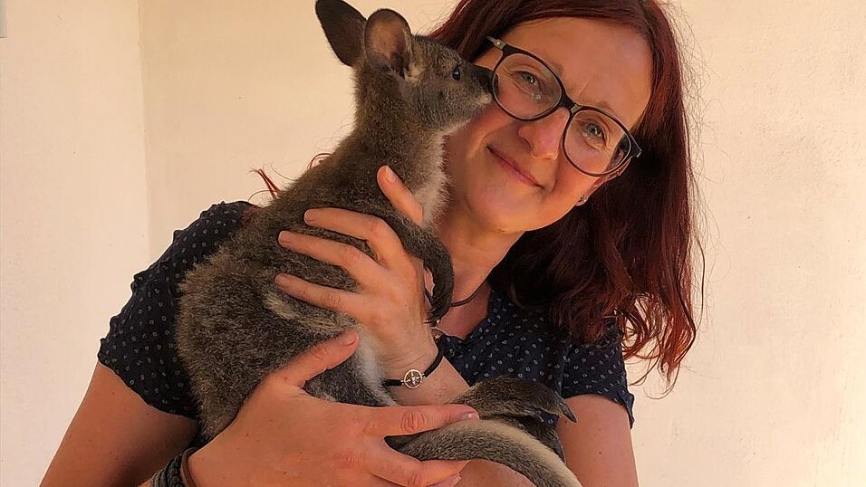 Tierpflegerin Anja Eichler kümmert sich rund um die Uhr um Wyuna. Tierpflegerin Anja Eichler kümmert sich rund um die Uhr um Wyuna.