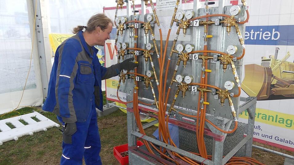 Hunderte freiwillige Helfer haben angepackt und zusammen mit den beiden Initiatoren Werner Biersack und Rudi Dietl das XXL-Schnitzel vorbereitet und gebraten. Das Spektakel vor einem Jahr lockte Tausende Besucher nach Mengkofen.