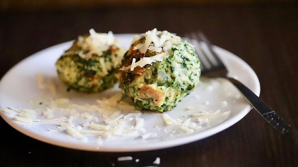 So lecker sehen Spinatknödel mit Parmesan aus. Und das Rezept dazu ist denkbar einfach! Haben Sie noch Semmeln oder Brezen vom Vortag daheim, etwas Spinat im Kühlfach und ein paar Eier? Wunderbar, dann gibt es am besten gleich Spinatknödel. Fast wie in Tirol, oder?