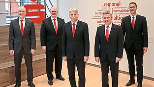 Oberbürgermeister Alexander Putz, Vorstandsmitglied Andy Geisler, Vorstandsvorsitzender Helmut Muggenthaler, Landrat Peter Dreier und Vorstandsmitglied Christian Gallwitz (von links)
