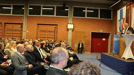 Beim Neujahrsempfang in Laberweinting stand Alois Rainer auch f&uuml;r ein Interview bereit.