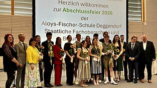 Die besten Absolventen der Aloys-Fischer-Schule mit Landrat Bernd Sibler (2. v. l.), THD-Pr&auml;sident Professor Waldemar Berg (r.) und dritter B&uuml;rgermeisterin Dr. Ila Schnabel (3. v. l.).