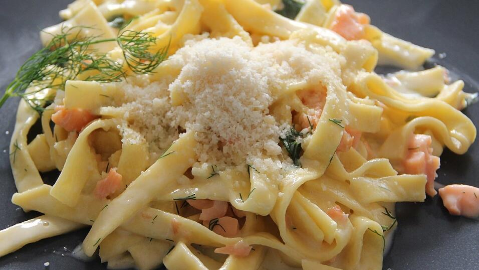 In zehn Minuten ist diese Lachs-Nudel-Pfanne zubereitet.