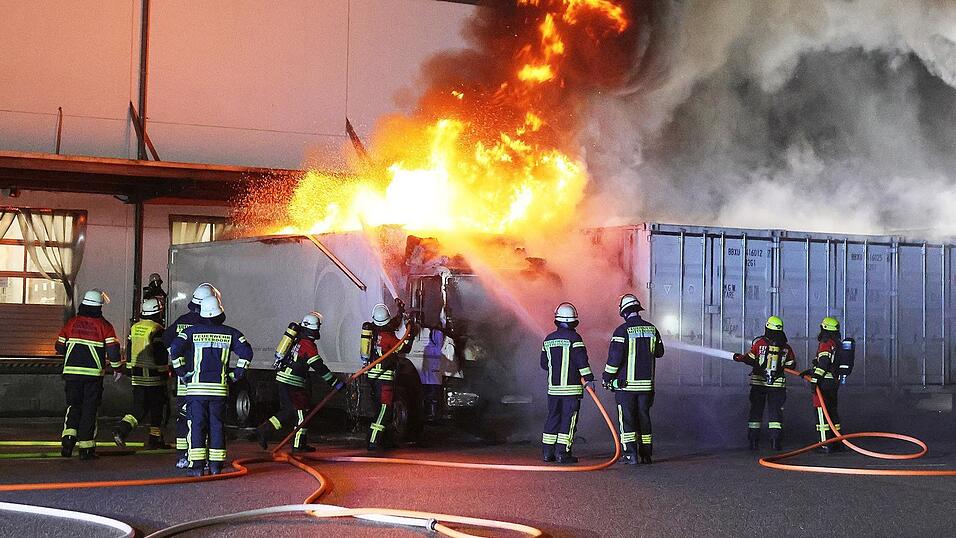 Mehrere Atemschutztrupps schaffen es mit Wasser und Schaum, den Brand eines Lastwagens zügig abzulöschen und die Rollwägen mit Textilien zu entladen.