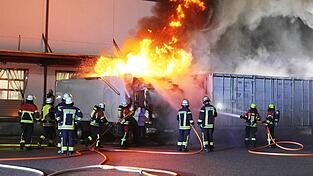 Mehrere Atemschutztrupps schaffen es mit Wasser und Schaum, den Brand eines Lastwagens zügig abzulöschen und die Rollwägen mit Textilien zu entladen. Mehrere Atemschutztrupps schaffen es mit Wasser und Schaum, den Brand eines Lastwagens zügig abzulöschen und die Rollwägen mit Textilien zu entladen.