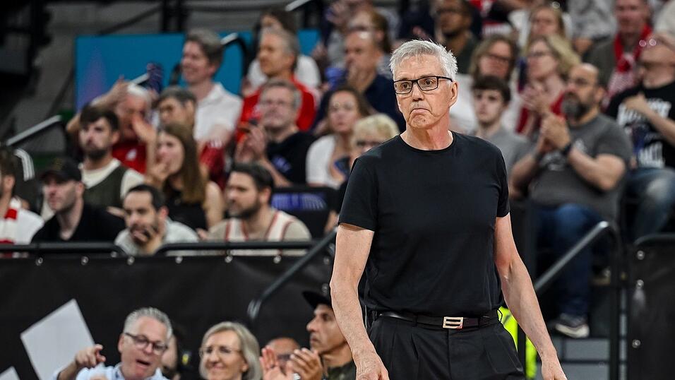 Gordon Herbert blickt auf seine Mannschaft. Gordon Herbert blickt auf seine Mannschaft.