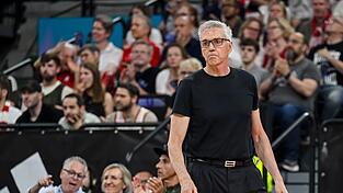 Gordon Herbert blickt auf seine Mannschaft.