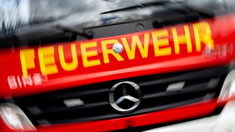 H&ouml;henretter der Feuerwehr holten die Frau aus dem schmalen Schacht. (Symbolbild)