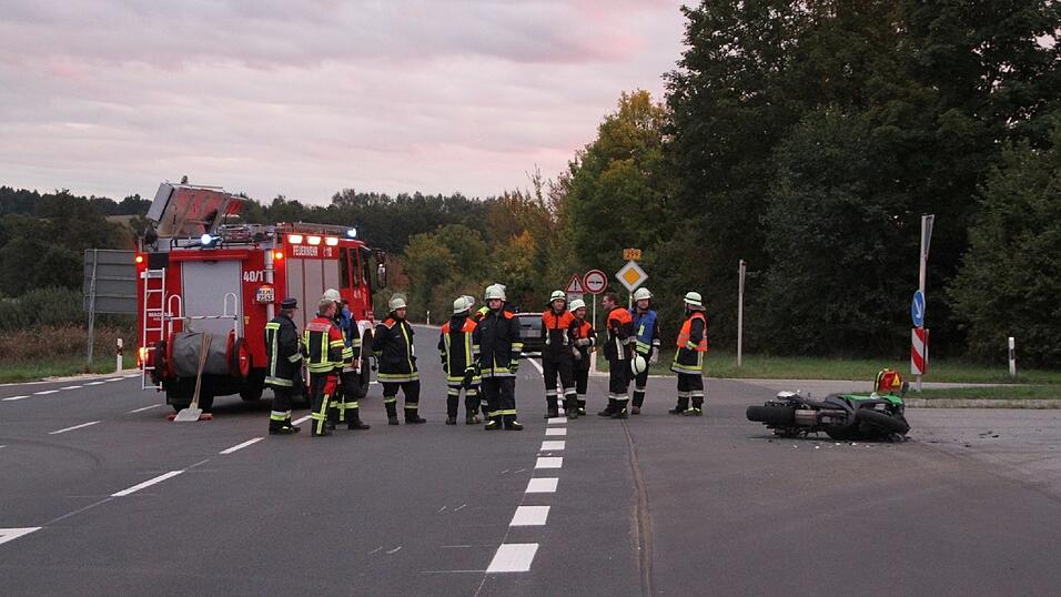 Tragischer Verkehrsunfall am Samstag auf der B299 bei Siegenburg (Kreis Kelheim). Tragischer Verkehrsunfall am Samstag auf der B299 bei Siegenburg (Kreis Kelheim).