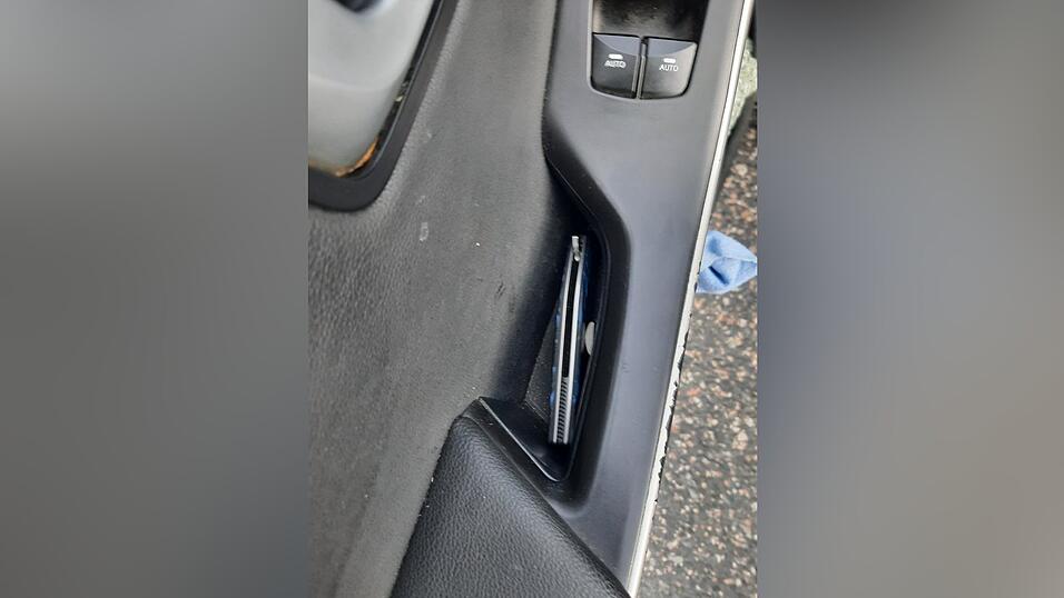 Der Fahrer konnte keinen triftigen Grund für den Besitz des Messers vorlegen und gab es freiwillig ab. Der Fahrer konnte keinen triftigen Grund für den Besitz des Messers vorlegen und gab es freiwillig ab.