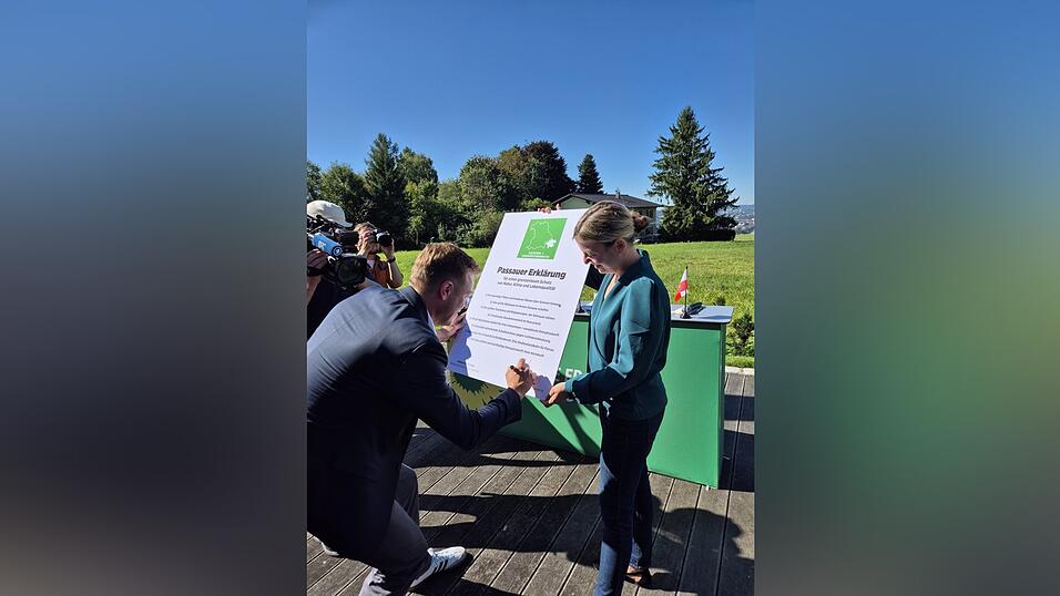 Die bayerische Grünen-Chefin Katharina Schulze und der oberösterreichische Landessprecher der Grünen Stefan Kaineder stellten die „Passauer Erklärung“ vor. Die bayerische Grünen-Chefin Katharina Schulze und der oberösterreichische Landessprecher der Grünen Stefan Kaineder stellten die „Passauer Erklärung“ vor.
