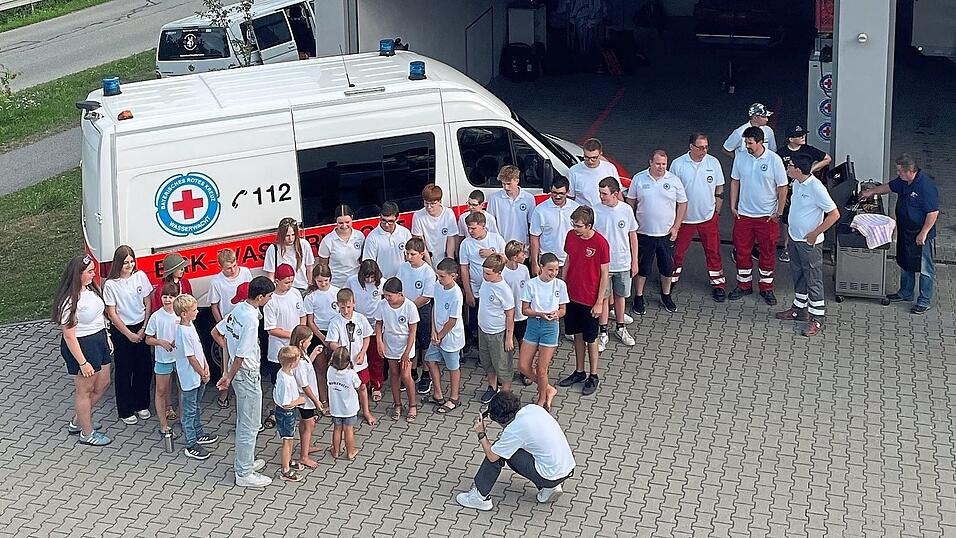 Nach dem BRK-Sozialdienst ging die Fackel weiter an die Jugendrotkreuzler.
