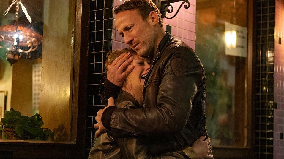 Schlimme Nachricht für Katharina (Jessica Kosmalla): Kommissar Falke (Wotan Wilke Möhring) muss trösten. Schlimme Nachricht für Katharina (Jessica Kosmalla): Kommissar Falke (Wotan Wilke Möhring) muss trösten.