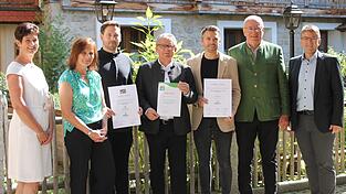 Bürgermeister Michael Multerer und Landrat Franz Löffler gratulierten Andreas Brunner junior und senior, sowie Florian Brunner zu ihren Auszeichnungen und zur Verlängerung des „Klimapaktes“ in Anwesenheit der Vertreterinnen des Landratsamtes, Petra Meindl und Isabella Bauer (von rechts).