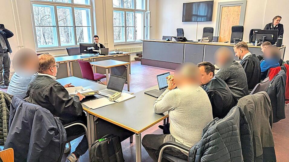 Mit geschickter Prozesstaktik bewegten die Verteidiger des Quartetts die Staatsanwaltschaft zu einem f&uuml;r sie akzeptablen Angebot.