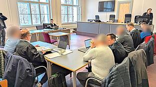 Mit geschickter Prozesstaktik bewegten die Verteidiger des Quartetts die Staatsanwaltschaft zu einem für sie akzeptablen Angebot. Mit geschickter Prozesstaktik bewegten die Verteidiger des Quartetts die Staatsanwaltschaft zu einem für sie akzeptablen Angebot.