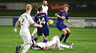 Für den VfB Straubing (weiße Trikots) und den 1. FC Bad Kötzting (blaue Trikots) bleibt in der Landesliga Mitte Alles beim Alten.